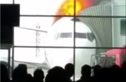 Máy bay bốc cháy trước thời điểm đón khách